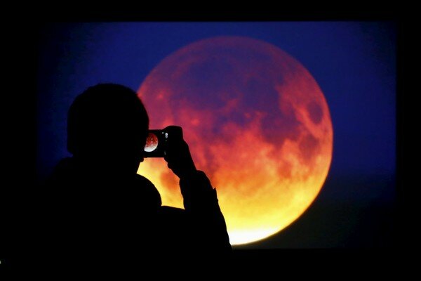 В сети появились завораживающие фото и видео "кровавой Луны" во время затмения: как это было