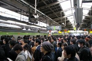 Заберите свою лапшу: в Токио на станциях метро раздают бесплатную еду, но с условием