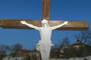 В Умани двое американцев отломали ноги статуе Иисуса Христа