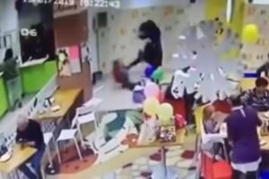 В Запорожье мать жестоко избила ногами сына посреди детской комнаты в ТЦ