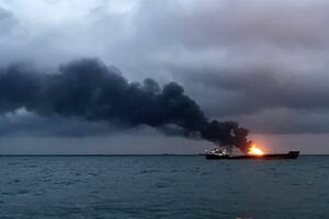 Росморречфлот: Горящие танкеры в Черном море опасно накренились и могут затонуть