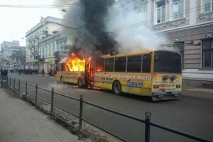 В Тернополе во время движения вспыхнул троллейбус. Фото и видео с места ЧП