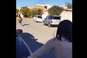В Мексике мать метнула тапок в дочь через всю улицу и попала прямо в голову. Видео