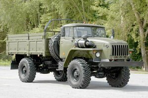 В Черкасской области легковушка "столкнула" с дороги военный грузовик с боеприпасами