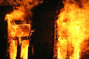 Черниговские спасатели вытащили из горящей квартиры старушку, которая пыталась спасти имущество