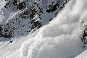 "Им говорили не ходить": киевские туристы попали под снежную лавину в Карпатах, один погиб