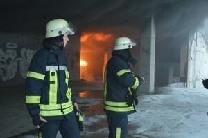 В центре Днепра спасатели час боролись с масштабным пожаром. Фото. Видео