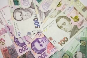 В Украине средняя зарплата достигла 10,5 тысячи гривен
