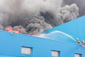 Масштабы пожара на складах в Киеве увеличились до 10 000 кв.м