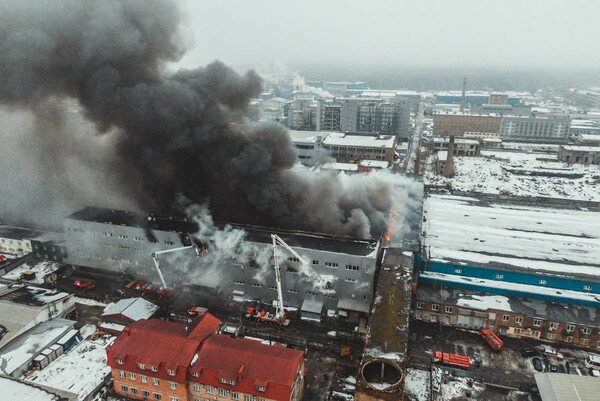 Спасатели предупредили об угрозе обвала конструкций после пожара на складах в Киеве 