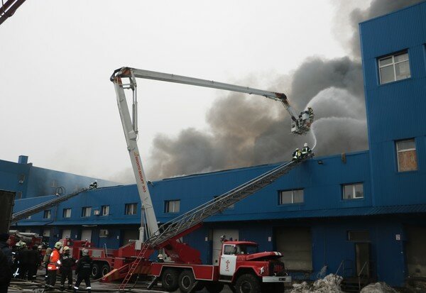В Киеве ликвидировали пожар на складах возле станции метро "Лесная" 