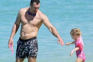 Владимира Кличко заметили, когда он отдыхал с дочерью на пляже на Барбадосе. Фото