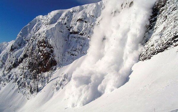 В Альпах за выходные из-за лавин погибли не менее 10 туристов-лыжников