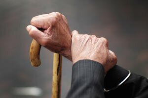 В Киевской области грабители избили пенсионера топором и украли все его сбережения