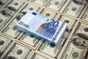 Обмен валют в Украине: курс доллара и евро продолжает падение