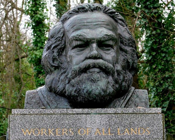 В Лондоне вандалы осквернили могилу Карла Маркса. Фото