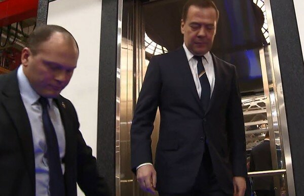 Медведев едва не попал в ловушку, осматривая лифт на заводе. Видео