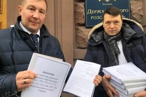 Адвокаты Януковича подали в ГБР томы доказательств преступлений украинской власти. Видео