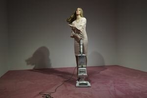 В музее Вашингтона появилась скульптура Иванки Трамп с пылесосом, в которую можно бросаться крошками (фото)