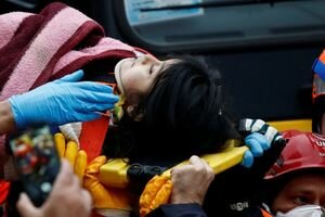 Почти сутки под завалами: в Стамбуле спасатели нашли живого ребенка под руинами многоэтажки