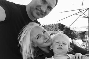 Панеттьери отправилась в отпуск вместе с Кличко и дочкой. Фото