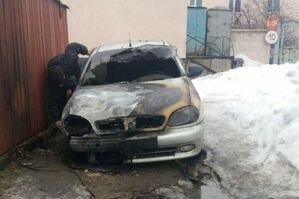 В Полтаве всю ночь жгли машины: огонь повредил шесть транспортных средств (фото)