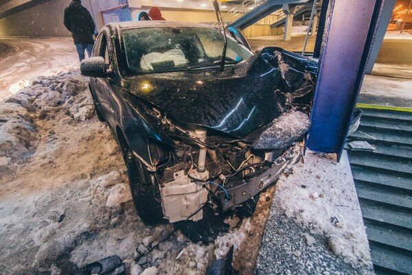 В Киеве пьяный водитель на Mitsubishi врезался в подземный переход (фото)