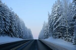 В Украине затруднено движение на ряде автодорог из-за сильного снегопада