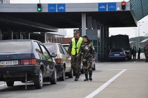 На границе с Польшей двое украинцев избили пограничника и закрылись в бусе: нарушителей доставали из авто силой (видео)