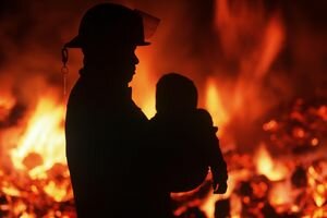 В Киеве загорелась квартира с годовалым ребенком внутри