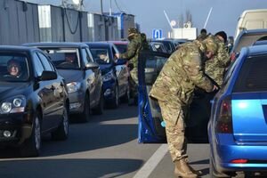 В очередях на КПВВ на Донбассе скопилось около 200 авто