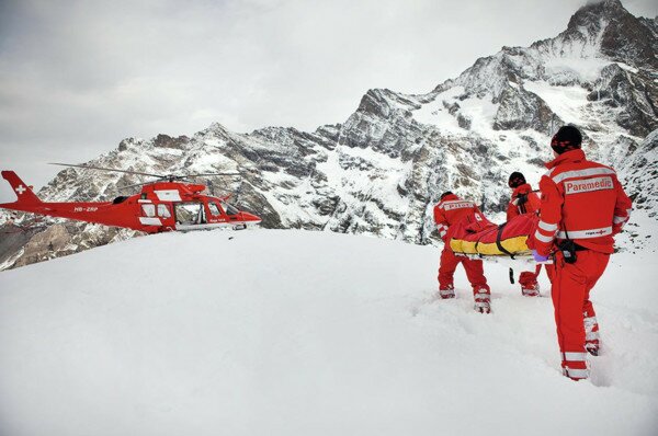 В Швейцарии лавина накрыла группу лыжников, четверых удалось найти 