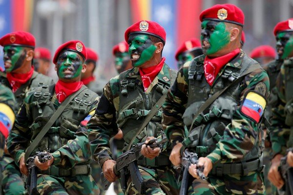 Мадуро привел в боевую готовность армию Венесуэлы из-за гумпомощи от США