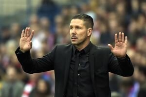 "Я должен был это сделать": Тренер "Атлетико" показал неприличный жест болельщикам