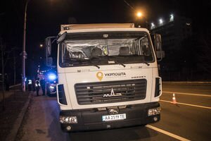 В Киеве грузовик Укрпочты протаранил машину полицейских