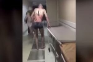 В российской больнице пациент с ножом в спине вышел покурить на улицу. Видео