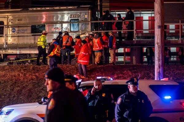 В США пассажирский поезд врезался в грузовик и сошел с рельсов, погибли три человека