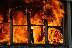 "Третий раз подряд горит": огонь охватил дореволюционную постройку в центре Киева
