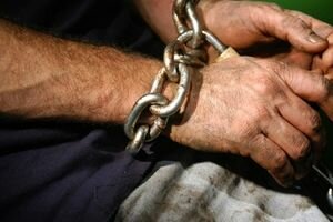 В Донецкой области мужчину два года удерживали в плену и принуждали к рабскому труду