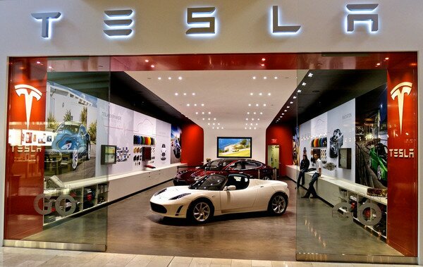 Tesla закроет все магазины и отменит тест-драйв: в чем причина и что будет дальше