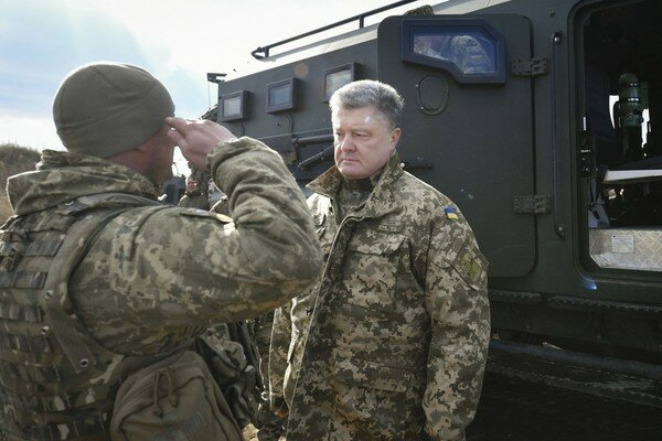 Порошенко заявил о повышении доплат военным на передовой до 12 000 гривен