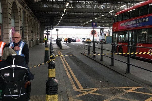 В Лондоне неизвестные прислали самодельные бомбы в конвертах на вокзал "Ватерлоо" и в два аэропорта