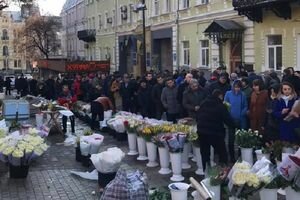 Киевляне собрались в огромные очереди за цветами накануне 8 марта. Фото
