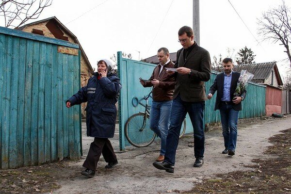 Как Омелян в честь 8 марта раздавал пенсии в селе под Киевом: фотоотчет министра
