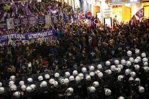 В Турции полицейские силой остановили женский марш: фото