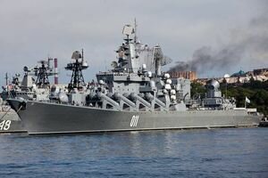 "Нафтогаз" показал, как российские корабли и вооруженные военные охраняют захваченные в Черном море вышки