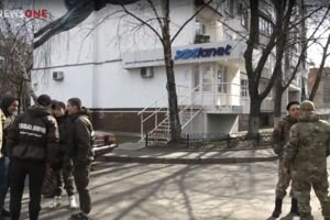 Украина "без Крыма" и политизированные передачи: активисты собрались на митинг под офисом "Ланет"