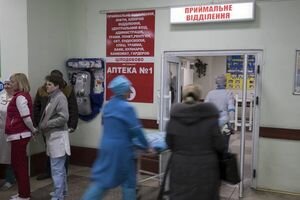 Возле одной из клиник Киева злоумышленник облил врача неизвестным веществом
