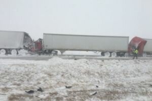 Снег и разбитые машины: на США обрушился мощный циклон. Фото и видео
