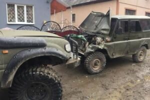 В Закарпатской области внедорожник протаранил авто пограничников, которые перевозили нарушителей
